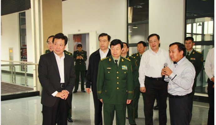 武警部隊政委孫思敬上將到魯渝能源視察無線供電電動車