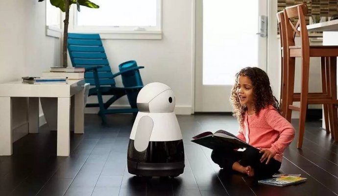 人類和服務機器人會做自己擅長的事情（無線充電）