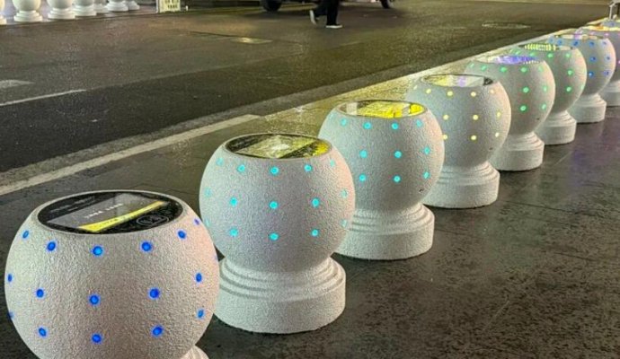 無線充電神器現身街頭！智能石墩輕松化解手機電量焦慮